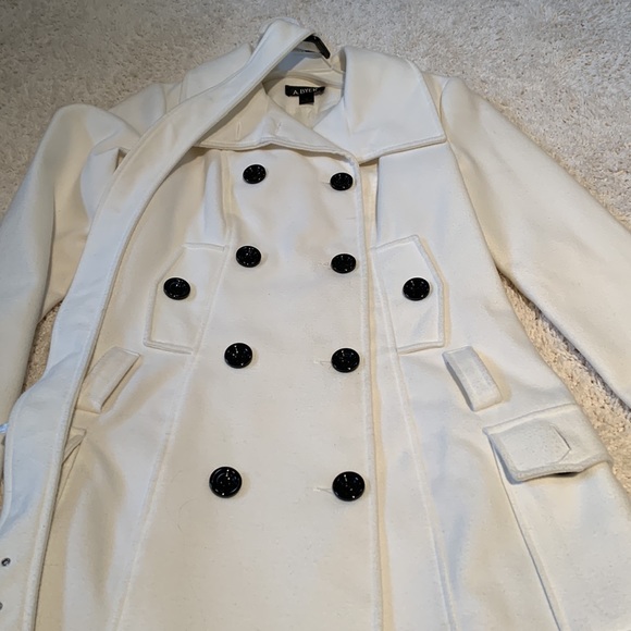 White pea coat with black buttons. And removable belt. - Picture 5 of 7